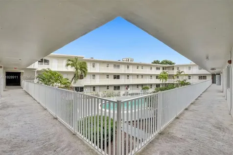 1895 Venice Park Drive Miami FL 33181