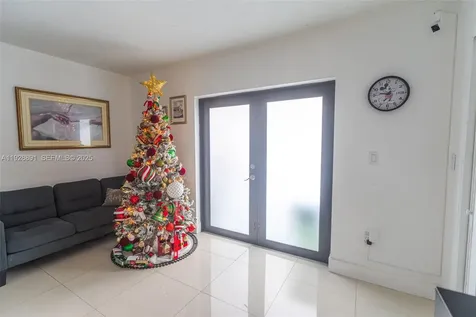 895 W 80th Place Hialeah FL 33014