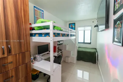 895 W 80th Place Hialeah FL 33014