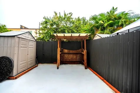 895 W 80th Place Hialeah FL 33014