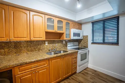 895 W 80th Place Hialeah FL 33014