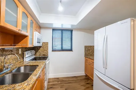 895 W 80th Place Hialeah FL 33014