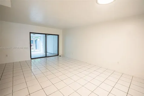 895 W 80th Place Hialeah FL 33014