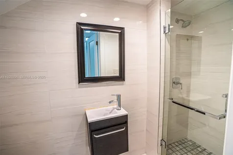 895 W 80th Place Hialeah FL 33014