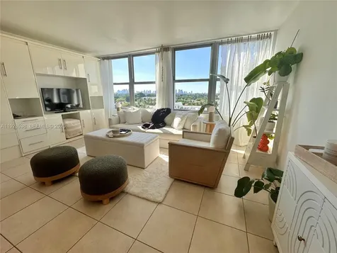 2899 Collins Avenue Miami Beach FL 33140