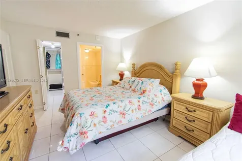 1621 Collins Miami Beach FL 33139