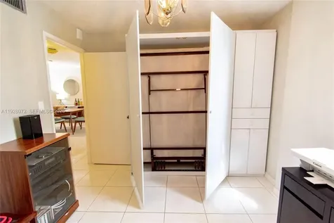 1621 Collins Miami Beach FL 33139