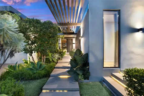 8055 Noremac Avenue Miami Beach FL 33141