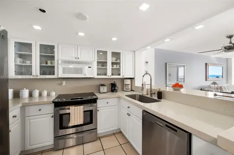 2555 Collins Avenue Miami Beach FL 33140