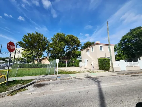 243 SW 10th Avenue Miami FL 33130