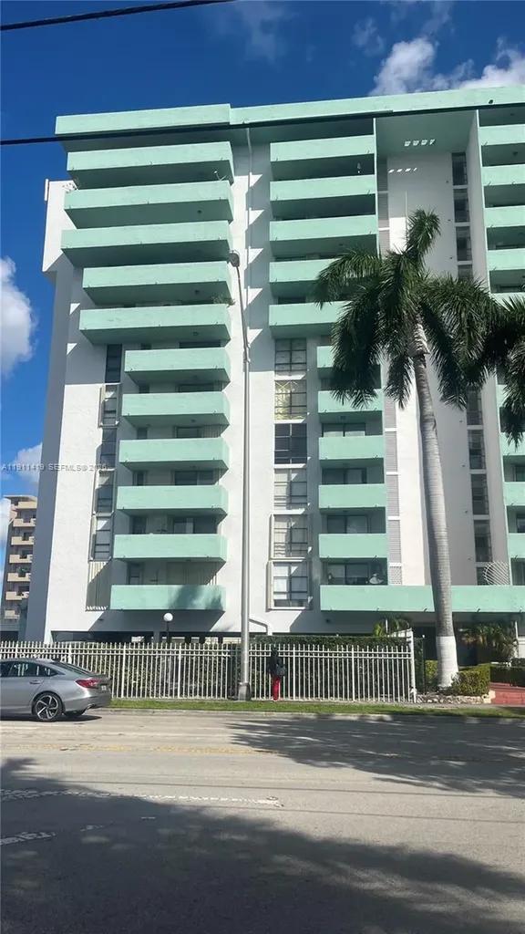 1825 W 44th Place Hialeah FL 33012
