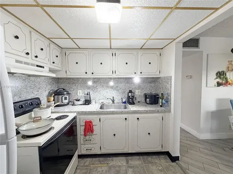 500 W Village Green Circle W Palm Springs FL 33461