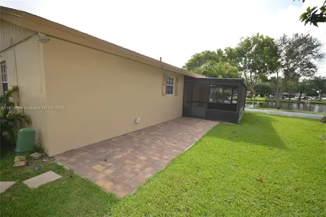 2119 Nova Village Drive Davie FL 33317