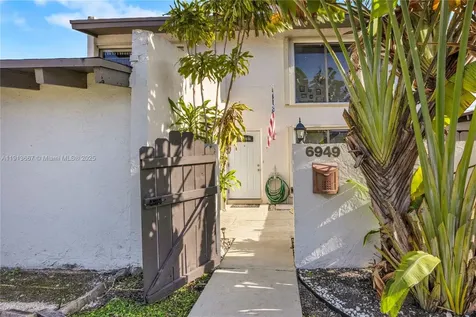 6949 SW 109th Place Miami FL 33173