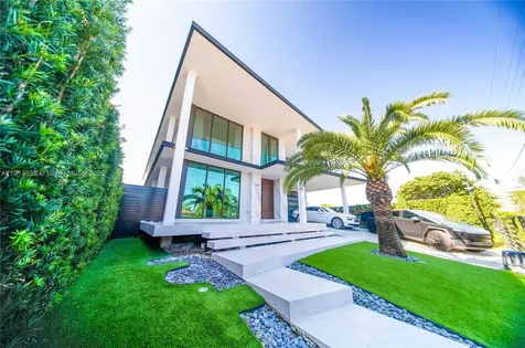 7520 W Treasure Drive North Bay Village FL 33141