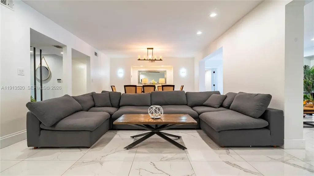 1025 N Southlake Drive Hollywood FL 33019
