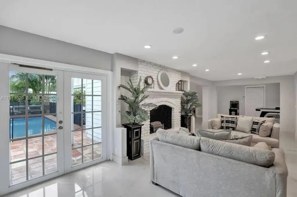 1025 N Southlake Drive Hollywood FL 33019