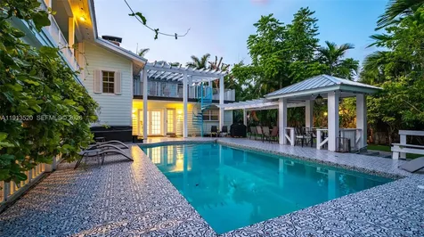 1025 N Southlake Drive Hollywood FL 33019