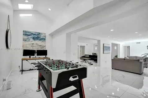 1025 N Southlake Drive Hollywood FL 33019