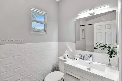1025 N Southlake Drive Hollywood FL 33019