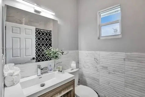 1025 N Southlake Drive Hollywood FL 33019