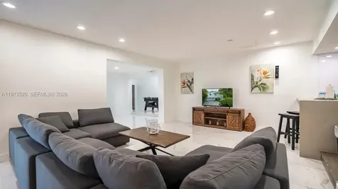 1025 N Southlake Drive Hollywood FL 33019