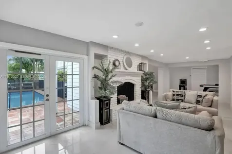 1025 N Southlake Drive Hollywood FL 33019