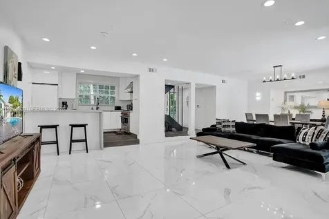 1025 N Southlake Drive Hollywood FL 33019