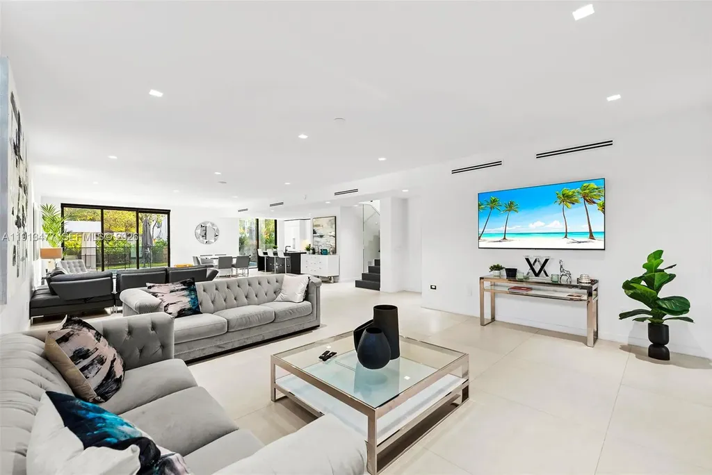 2572 NE 182nd Terrace North Miami Beach FL 33160