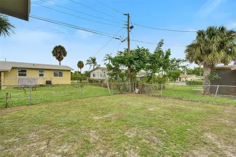 1215 NW 31st Way Lauderhill FL 33311