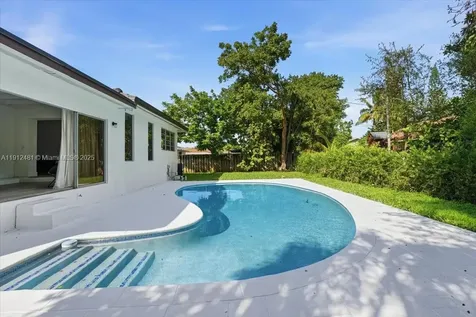 10845 Peachtree Drive Miami FL 33161