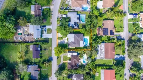 10845 Peachtree Drive Miami FL 33161