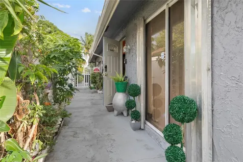 1221 SW 75th Avenue North Lauderdale FL 33068
