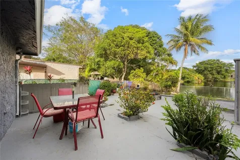 1221 SW 75th Avenue North Lauderdale FL 33068