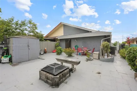1221 SW 75th Avenue North Lauderdale FL 33068