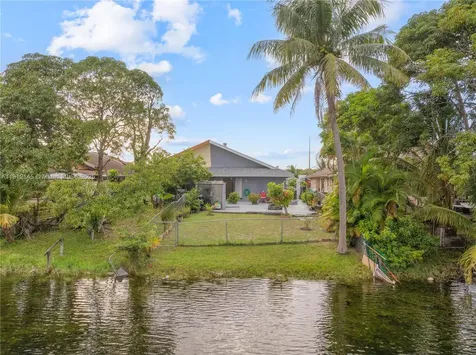 1221 SW 75th Avenue North Lauderdale FL 33068