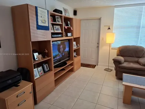 9081 Sunrise Lakes Sunrise FL 33322