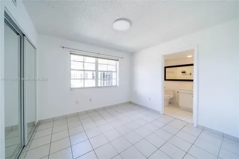 2600 Collins Avenue Miami Beach FL 33140
