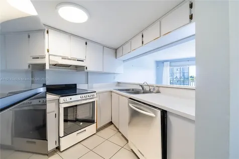 2600 Collins Avenue Miami Beach FL 33140