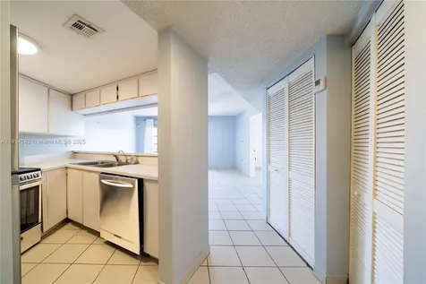2600 Collins Avenue Miami Beach FL 33140