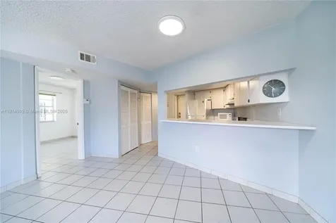 2600 Collins Avenue Miami Beach FL 33140