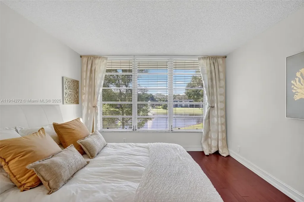 3611 Oaks Clubhouse Drive Pompano Beach FL 33069