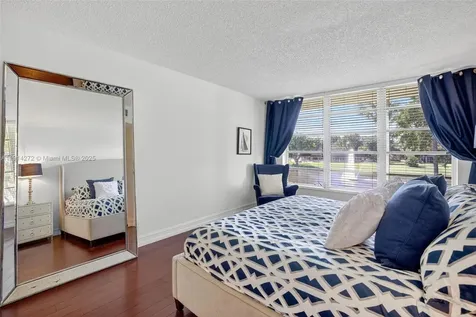 3611 Oaks Clubhouse Drive Pompano Beach FL 33069