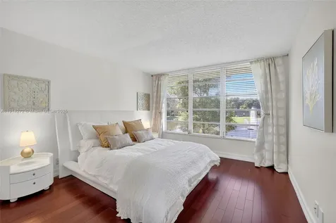 3611 Oaks Clubhouse Drive Pompano Beach FL 33069