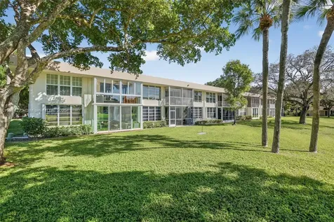 3611 Oaks Clubhouse Drive Pompano Beach FL 33069
