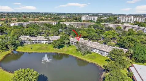 3611 Oaks Clubhouse Drive Pompano Beach FL 33069