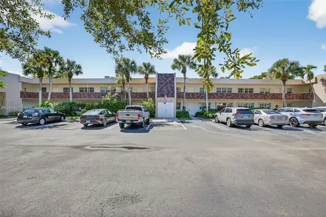 3611 Oaks Clubhouse Drive Pompano Beach FL 33069