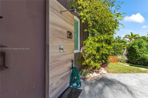3460 NE 17th Way Oakland Park FL 33334