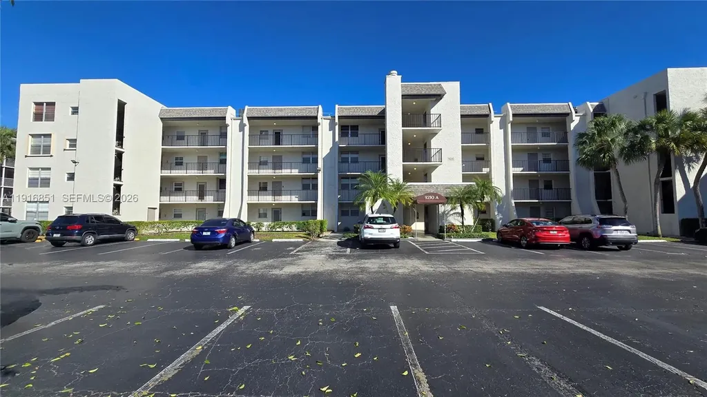 9230 Lagoon Place Davie FL 33324
