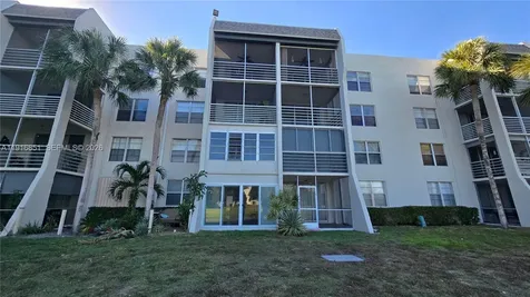 9230 Lagoon Place Davie FL 33324